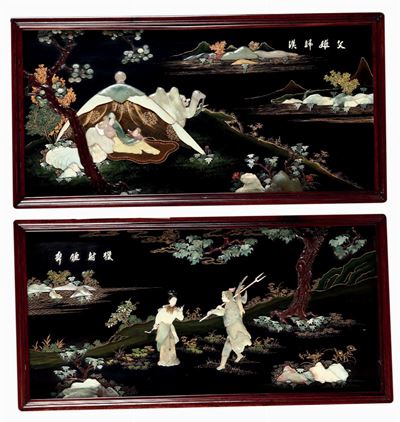 Coppia di Pannelli in Legno Laccato e Applicazioni in Pietre Dure con Raffigurazioni di Scene di ...