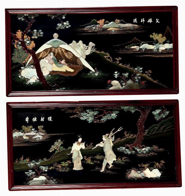 Coppia di pannelli in legno laccato e applicazioni in pietre dure con raffigurazioni di scene di vita comune entro paesaggio e iscrizioni, Cina, inizio XX secolo