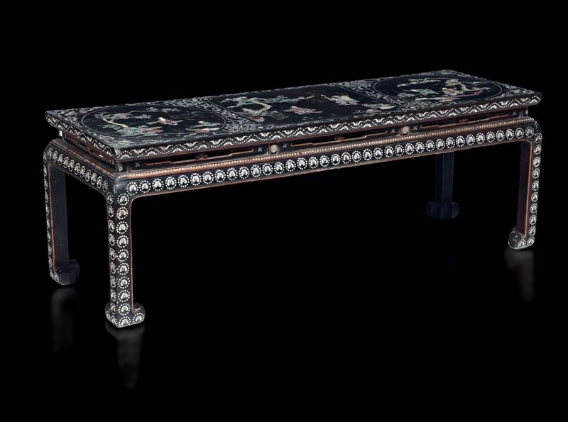 A low wooden table, China, 1800s  - Auction Fine Chinese Works of Art - Cambi Casa d'Aste