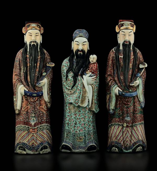 Lotto composto da tre sculture in porcellana a smalti policromi raffiguranti saggi con ruyi e bambino, Cina, XIX secolo