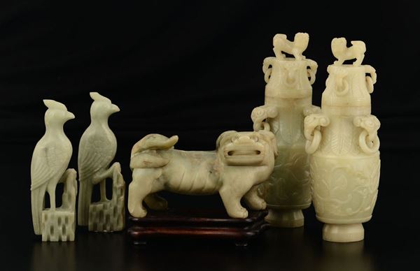 Lotto composto da una coppia di vasi con coperchio e anse ad anello, due figure di pappagalli e un cane di Pho scolpiti in giada, Cina, XX secolo