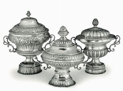 Tre Piccole Zuppiere in Argento Sbalzato e Cesellato (rimontate con Materiale Antico) Apparenteme...