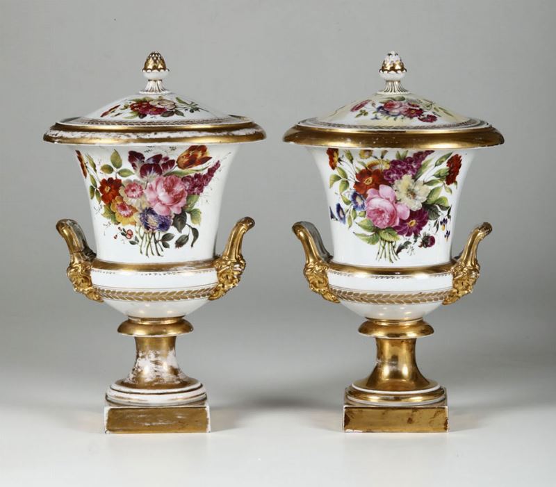 Coppia di vasi “Medici” Probabilmente Italia, metà del XIX secolo  - Asta Ceramiche e Antichità - Cambi Casa d'Aste