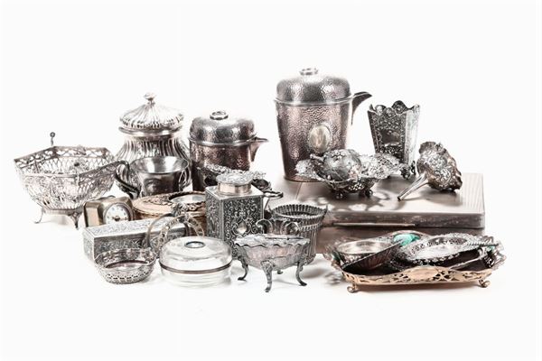 Lotto composto da oggetti vari in argento e metallo