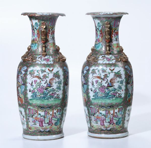 Coppia di vasi in porcellana Canton con scene di vita comune e naturalistiche entro riserve e figure  [..]