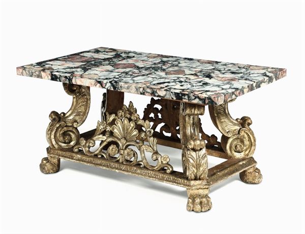 Tavolo basso in legno intagliato e dorato, XVIII secolo