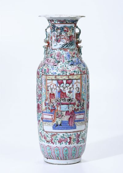 Vaso in Porcellana Famiglia Rosa con Scene di Vita di Corte Entro Riserve e Figure di Draghetti a...