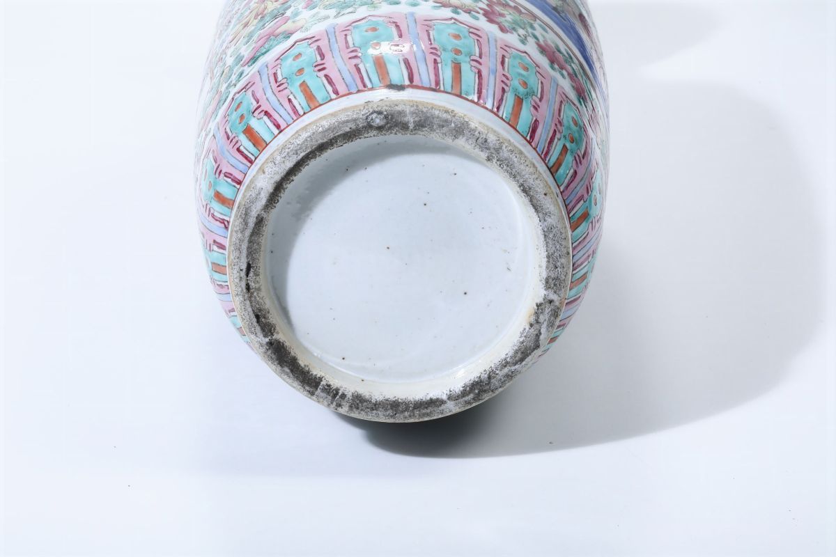 Vaso in Porcellana Famiglia Rosa con Scene di Vita di Corte Entro Riserve e Figure di Draghetti a...