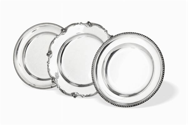 Cinque piatti in argento, manifatture italiane del XX secolo (argentieri differenti)