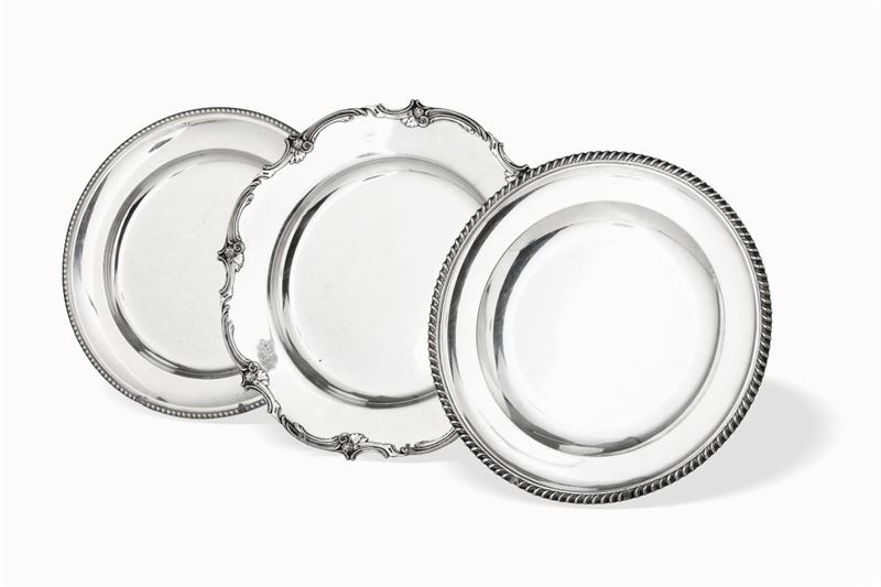 Cinque piatti in argento, manifatture italiane del XX secolo (argentieri differenti)  - Asta L'Art de la Table - Cambi Casa d'Aste