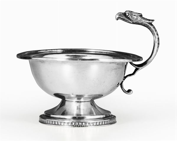 Coppa in argento con presa a foggia di rapace Italia XX secolo