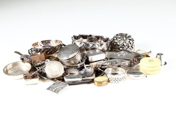 Insieme di oggetti in argento e metallo