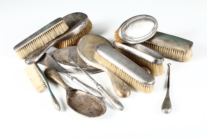 Insieme di spazzole da toilette in argento  - Auction Silvers - Cambi Casa d'Aste