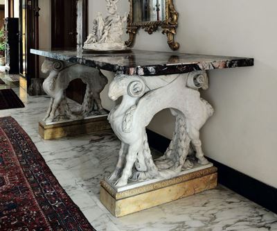 Importante Tavolo con Sostegni a Foggia di Arieti Alati Scolpiti in Marmo Bianco Poggianti su Pli...