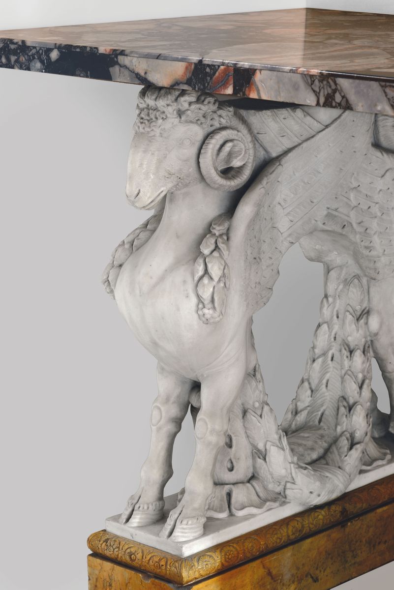 Importante Tavolo con Sostegni a Foggia di Arieti Alati Scolpiti in Marmo Bianco Poggianti su Pli...
