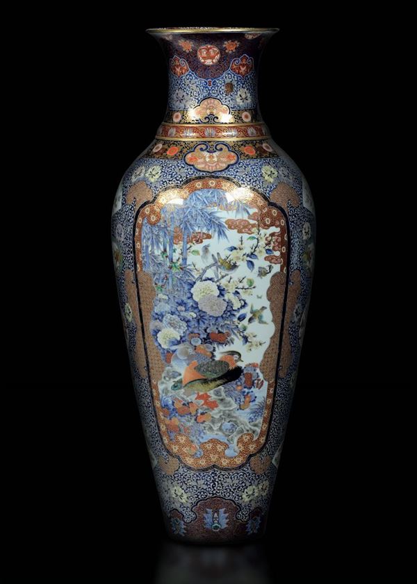 Grande vaso in porcellana Imari con raffigurazioni naturalistiche entro riserve, Giappone, epoca Meiji XIX secolo