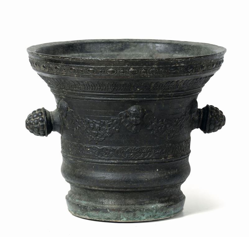 Grande mortaio in bronzo fuso, tornito e cesellato. Fonditore italiano del XVII-XVIII secolo  - Asta Fine Art - Cambi Casa d'Aste