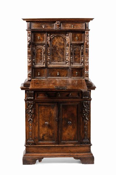 Stipo a Due Corpi in Legno Intagliato a Bambocci. Realizzato con Elementi del XVII Secolo e Succe...