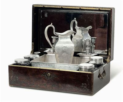 Set Composto da Versatoio, Vaschetta, Coppia di Candelieri e Sette Flaconi in Vetro e Argento di ...