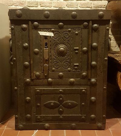 Cassaforte Borchiata in Stile