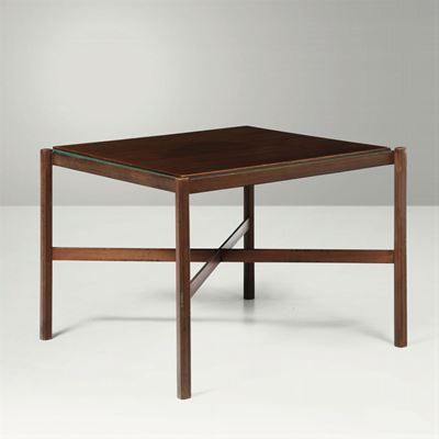 Tavolo con Struttura in Legno.