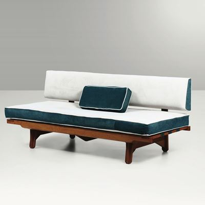 Divano con Struttura in Legno. Rivestimenti in Tessuto.