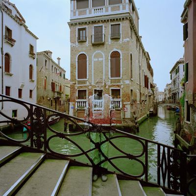 Liu Bolin (1973)hiding in Italy. Ponte dei Conzafelzi Venezia, 2010