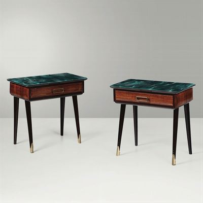 Due Comodini con Struttura in Legno e Legno Ebanizzato. Puntali in Ottone e Piani in Vetro Marmor...