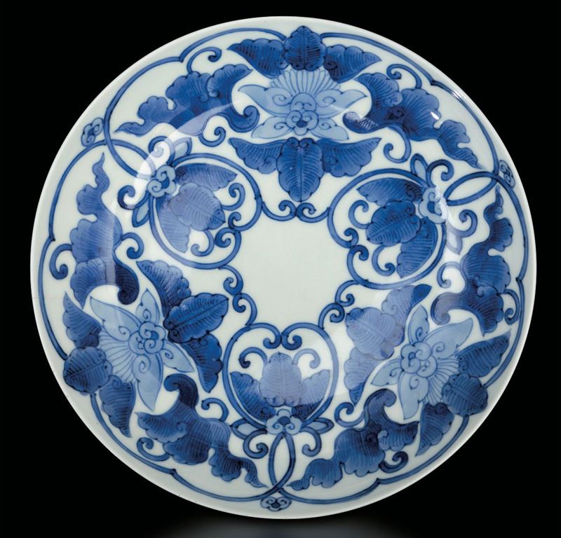 Piatto in porcellana bianca e blu Nabeshima con decoro floreale, Giappone, XIX secolo  - Asta Fine Chinese Works of Art - Cambi Casa d'Aste