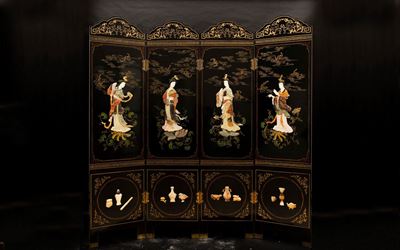 Paravento a Quattro Ante in Legno Laccato e Dorato con Figure di Guanyin e Inserti in Pietre Dure...