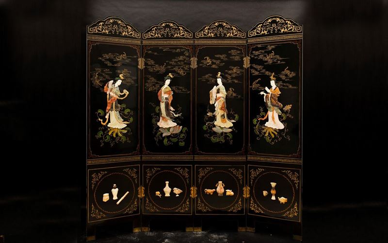 Paravento a quattro ante in legno laccato e dorato con figure di Guanyin e inserti in pietre dure, Cina, XX secolo  - Asta Arte Orientale - Cambi Casa d'Aste