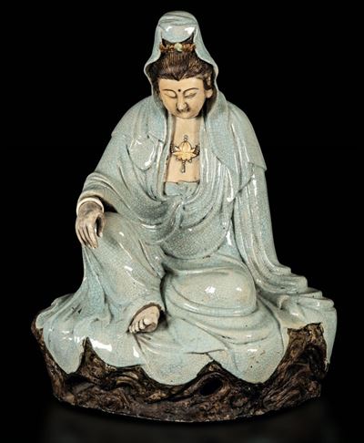 Grande Figura di Guanyin Seduta con Collana in Porcellana Smaltata Guan, Cina, XIX Secolo