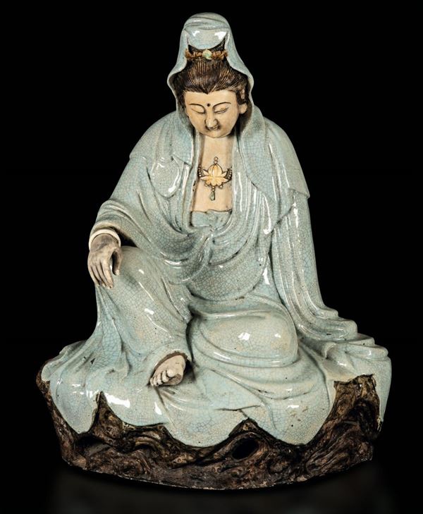Grande figura di Guanyin seduta con collana in porcellana smaltata Guan, Cina, XIX secolo