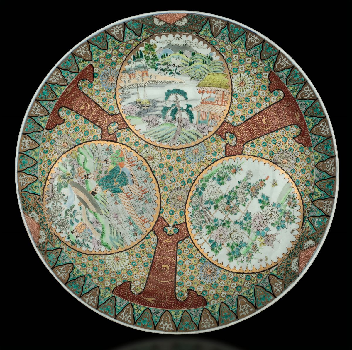 Coppia di Grandi Piatti in Porcellana Imari con Scene Naturalistiche e di Vita Comune Entro Riser...