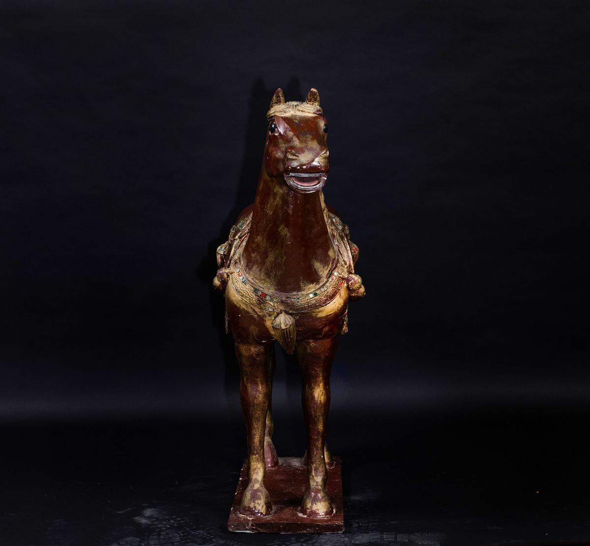 Scultura di Cavallo in Legno Dipinto con Piccoli Elementi in Specchio a Decoro, Thailandia, XX Se...