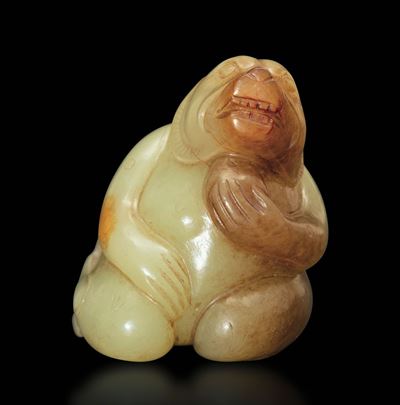 Piccola Figura di Orso Scolpita in Giada Gialla e Russet, Cina, XIX Secolo