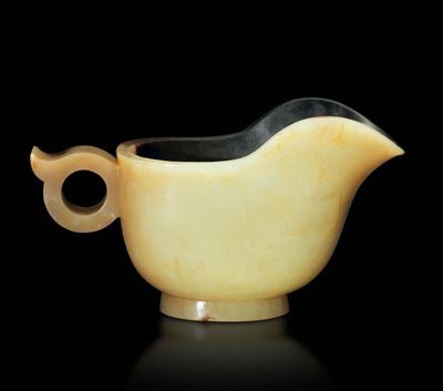 Piccola Cremiera Scolpita in Giada Gialla e Russet, Cina, XX Secolo