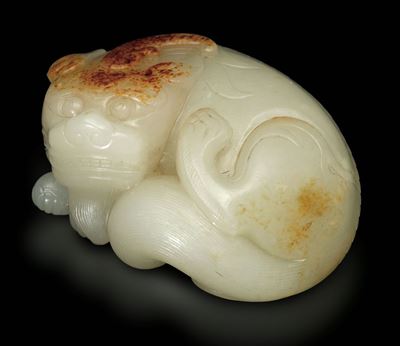 Piccola Figura di Animale Fantastico Scolpita in Giada Bianca e Russet, Cina, XVIII Secolo