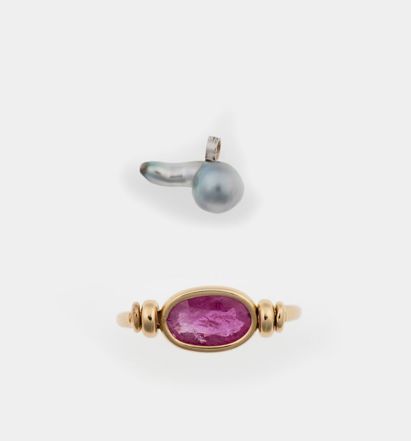 Lotto composto da anello con rubino Burma ed un pendente con perla  - Asta Gioielli - Cambi Casa d'Aste