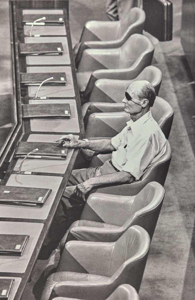 Henri Bureau (1940-2014) Moshe Dayan a La Knesset (parlament)  - Asta Fotografia - Cambi Casa d'Aste