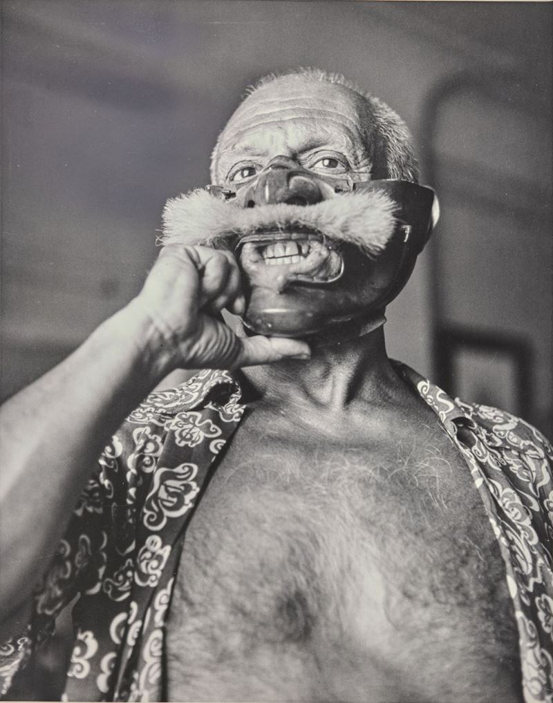 Robert Capa (1913-1954) Picasso. Le masque Japonais, 1949  - Asta Fotografia - Cambi Casa d'Aste