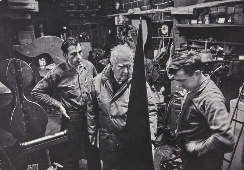 Inge Morath (1923-2002) Alexander Calder, Waterbury foundry, 1964  - Asta Fotografia - Cambi Casa d'Aste