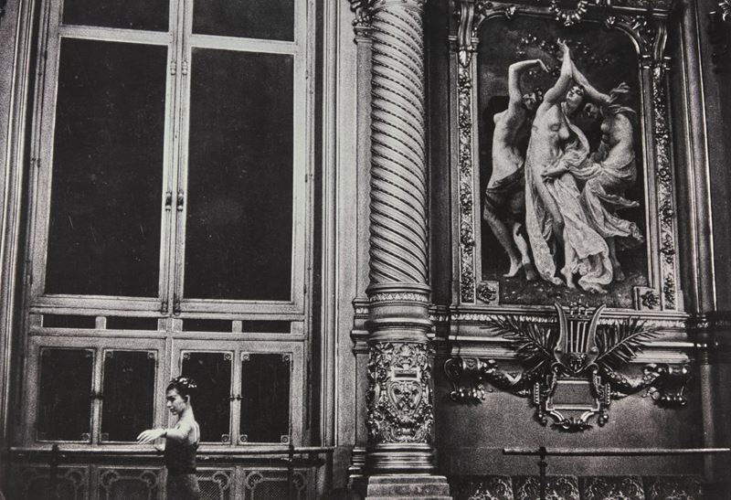 Jeanloup Sieff (1933-2000) Dans le foyer de l'Opéra (Paris)  - Auction Photography - Cambi Casa d'Aste