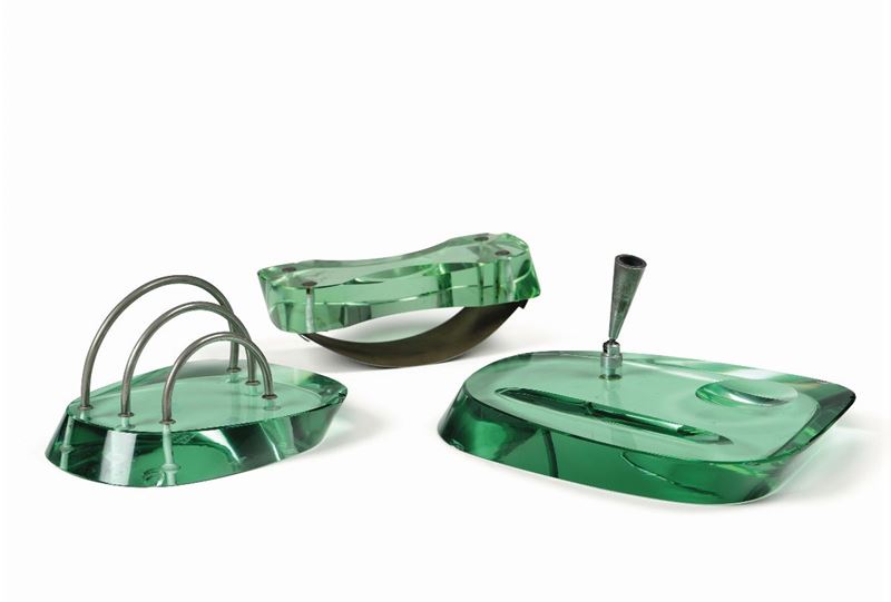 Set da scrivania in vetro molato di forte spessore e dettagli in metallo.  - Auction Design - Cambi Casa d'Aste