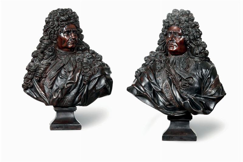 Coppia di sculture in bronzo brunito raffiguranti nobiluomo francese. Fonditore d'oltralpe del XX secolo  - Asta Antiquariato - Cambi Casa d'Aste