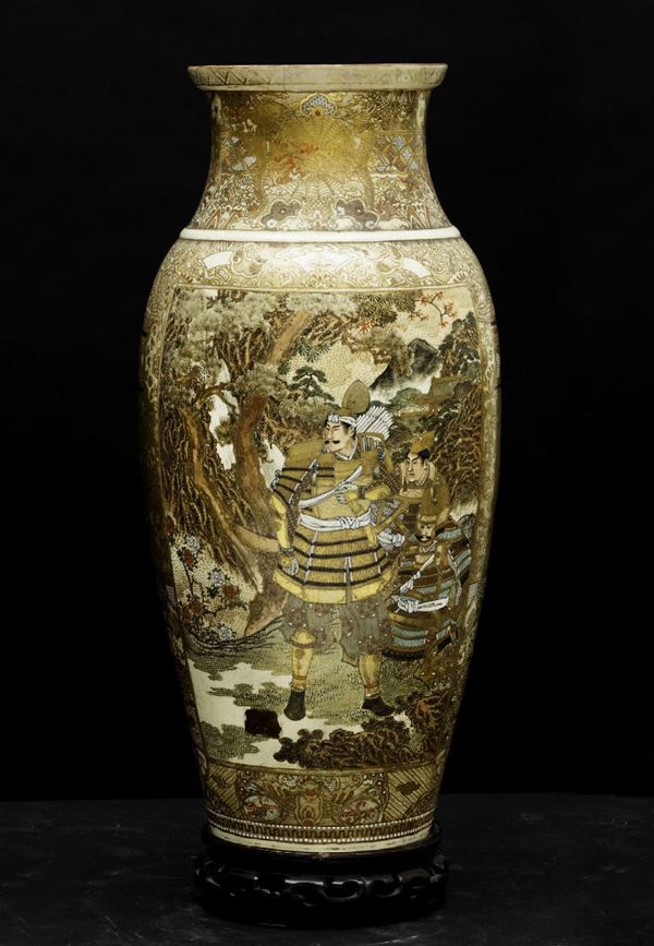 Vaso in porcellana Satsuma con figure di guerrieri, Giappone, XX secolo