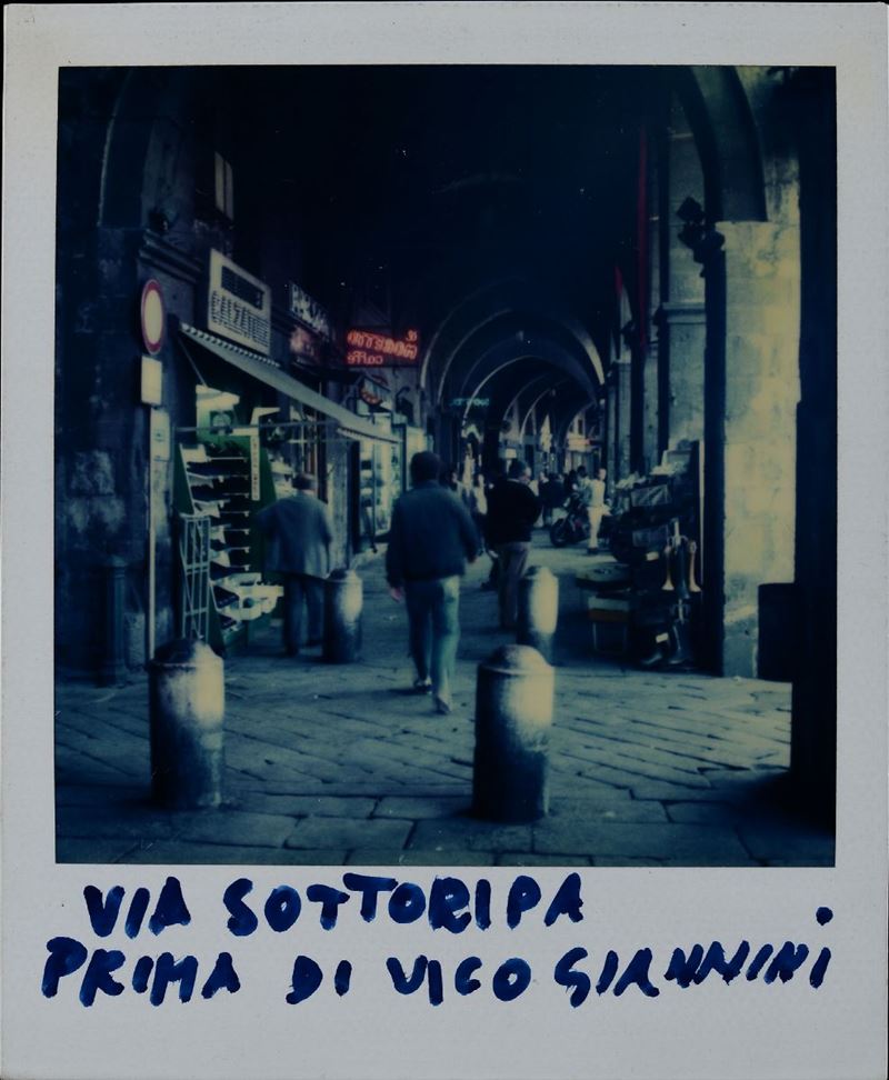 Lattuada Alberto (1914-2005) Via Sottoripa prima di vico Giannini - polaroid con Vedute di Genova 1989-1990  - Asta Fotografia - Cambi Casa d'Aste