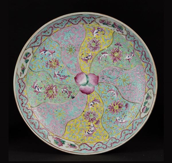 Grande piatto in porcellana Famiglia Rosa con pesche centrali e decoro floreale, Cina, Dinastia Qing, epoca Guangxu (1875-1908)