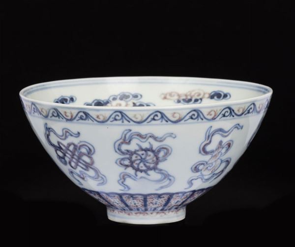 Ciotola in porcellana a smalti policromi con pipistrelli e nuvole, Cina, Dinastia Qing, XIX secolo