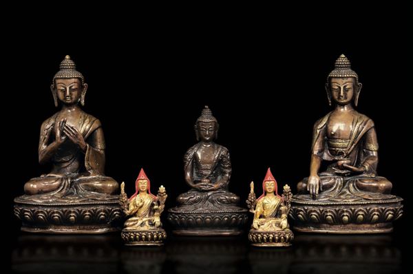 Lotto composto da cinque sculture in bronzo raffiguranti tre Buddha e una coppia di Lama con policromia, Tibet, XX secolo